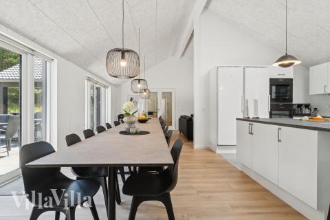 Der große, lichtdurchflutete Aufenthaltsraum im Luxusferienhaus Nr. 815 für 26.