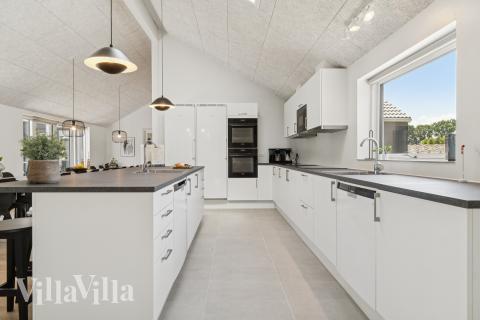 Die Küche in dem Luxusferienhaus Nr. 815 ist so gut ausgestattet, dass man problemlos Mahlzeiten für 26 Personen zubereiten kann.