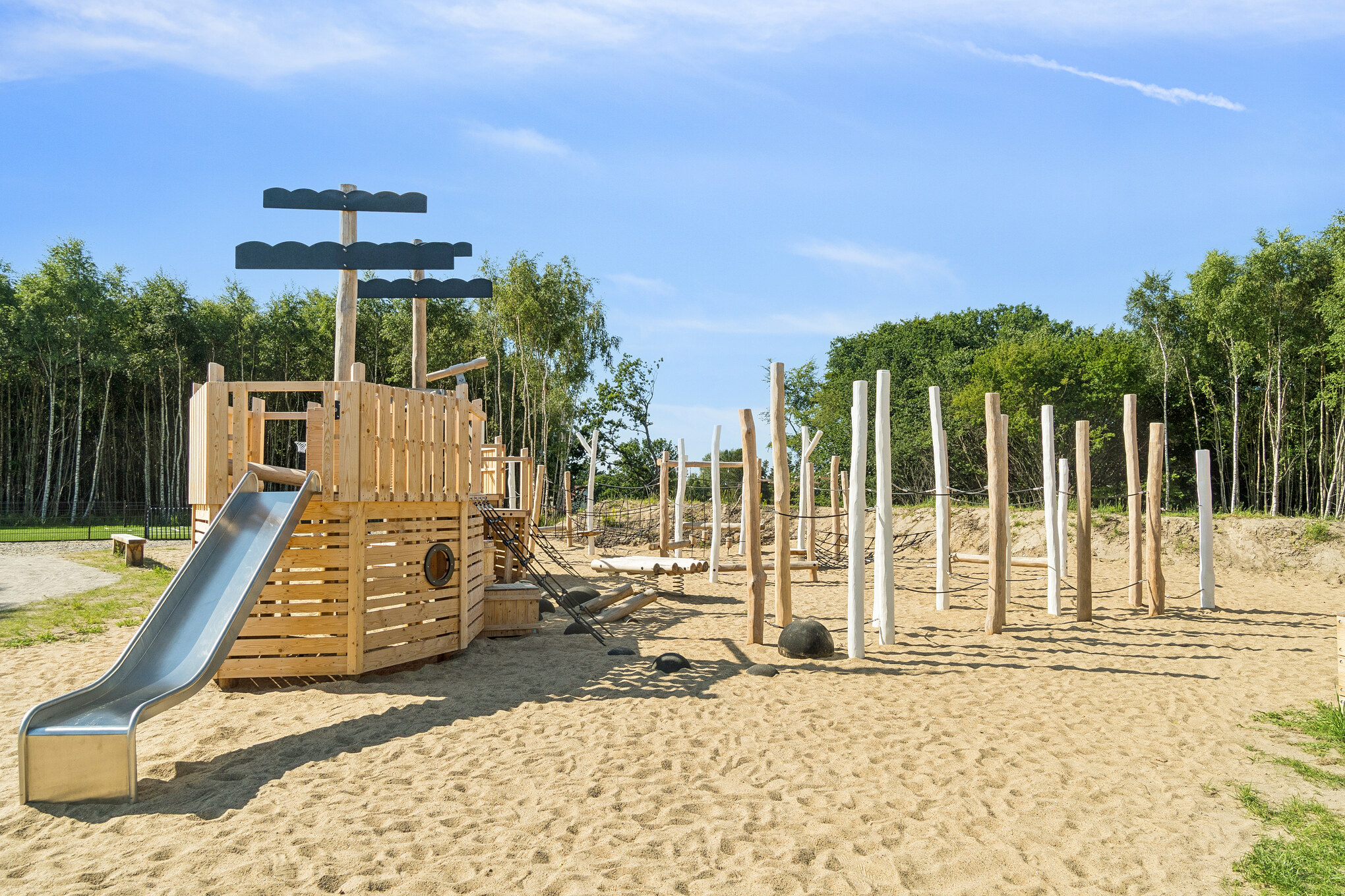 Zu dem attraktiven Ferienhaus Nr. 802 in Ostjütland gehört auch ein tolles Angebot im Außenbereich, z. B. Spieleturm und Schaukeln