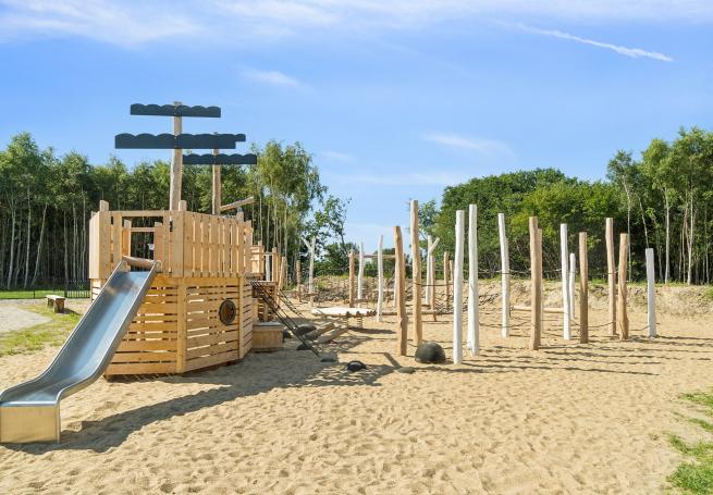 Zu dem attraktiven Ferienhaus Nr. 802 in Ostjütland gehört auch ein tolles Angebot im Außenbereich, z. B. Spieleturm und Schaukeln