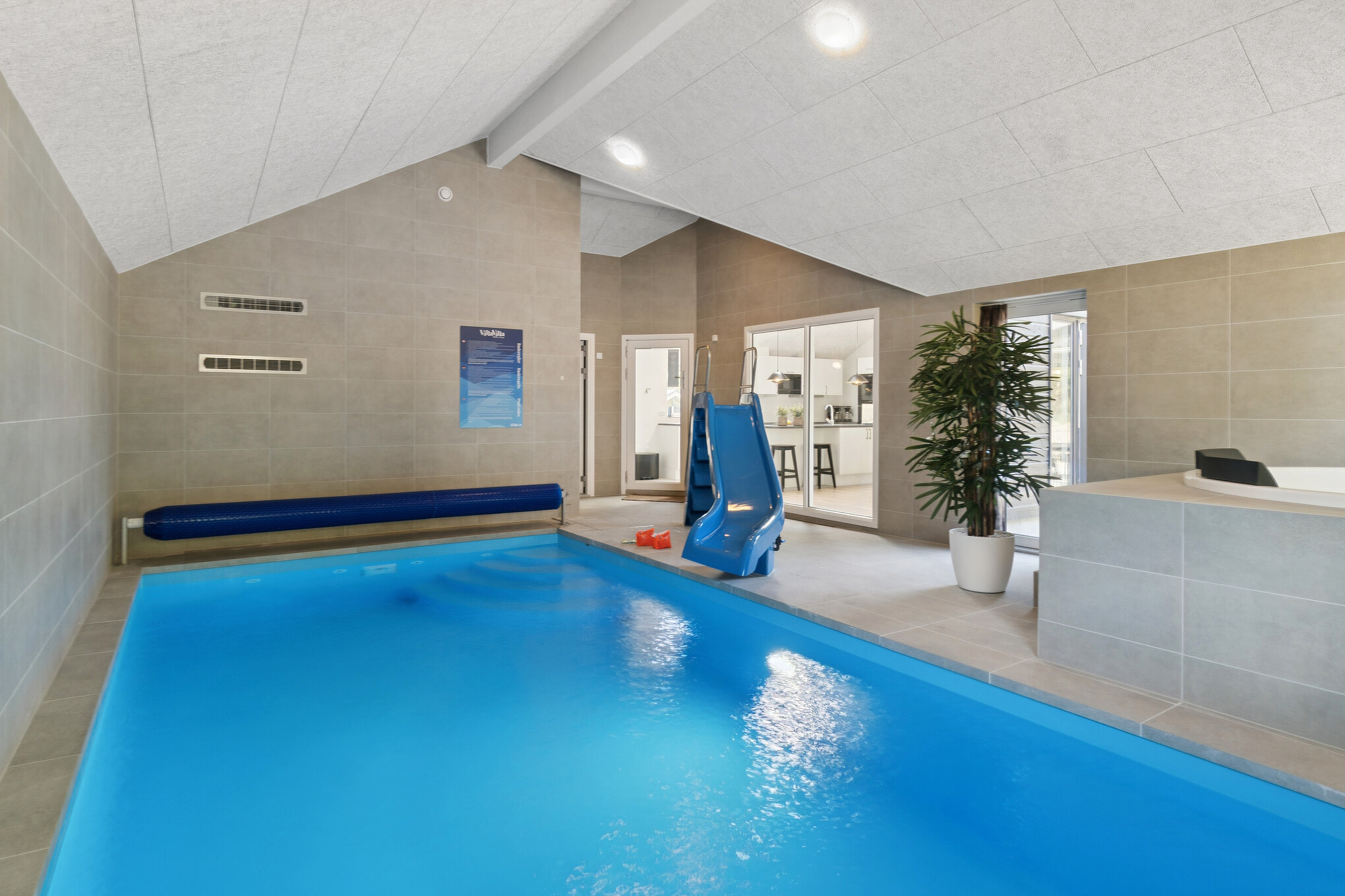 Das Ferienhaus 817 hat einen schicken Poolbereich mit Wasserrutsche, einem geräumigen, eingelassenen Whirlpool und einer Sauna.