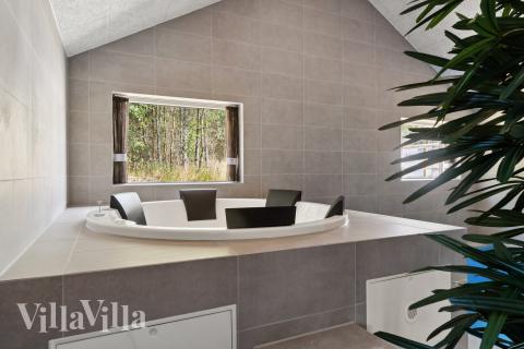 Genießen Sie den warmen Whirlpool im Luxusferienhaus Nr. 817 in Ostjütland