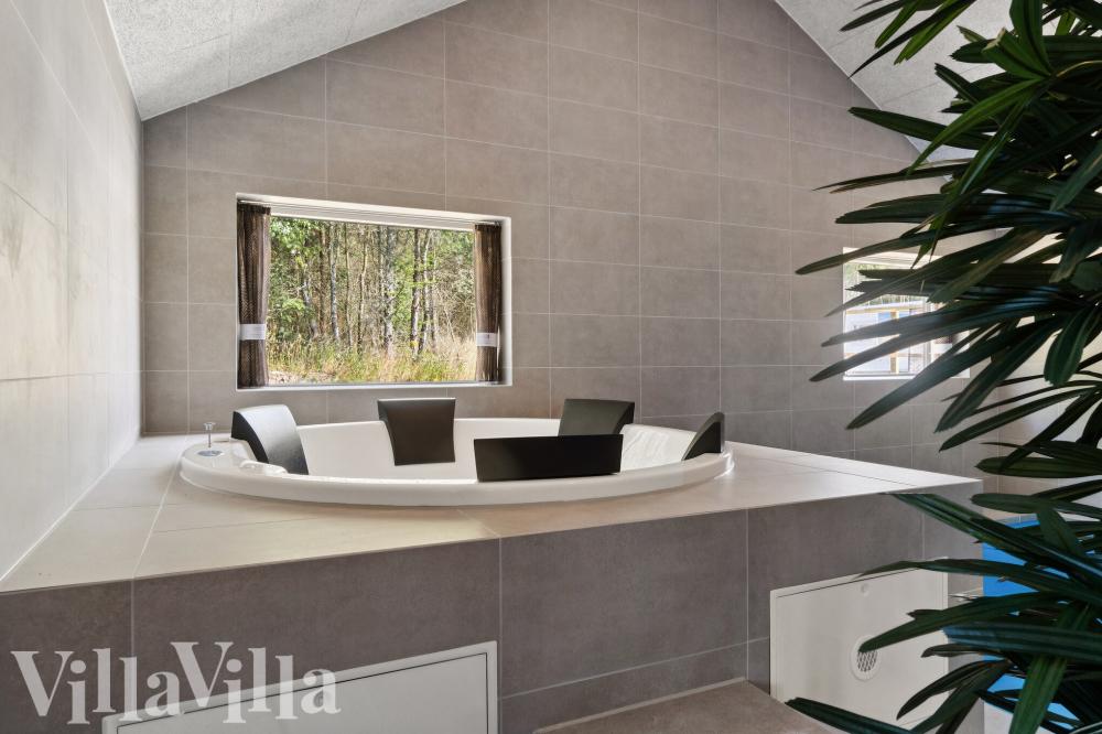 Genießen Sie den warmen Whirlpool im Luxusferienhaus Nr. 817 in Ostjütland