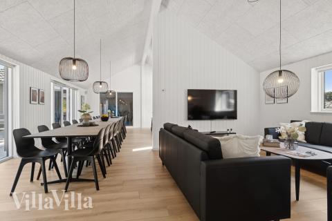 Der große, lichtdurchflutete Aufenthaltsraum im Luxusferienhaus Nr. 817 für 24.