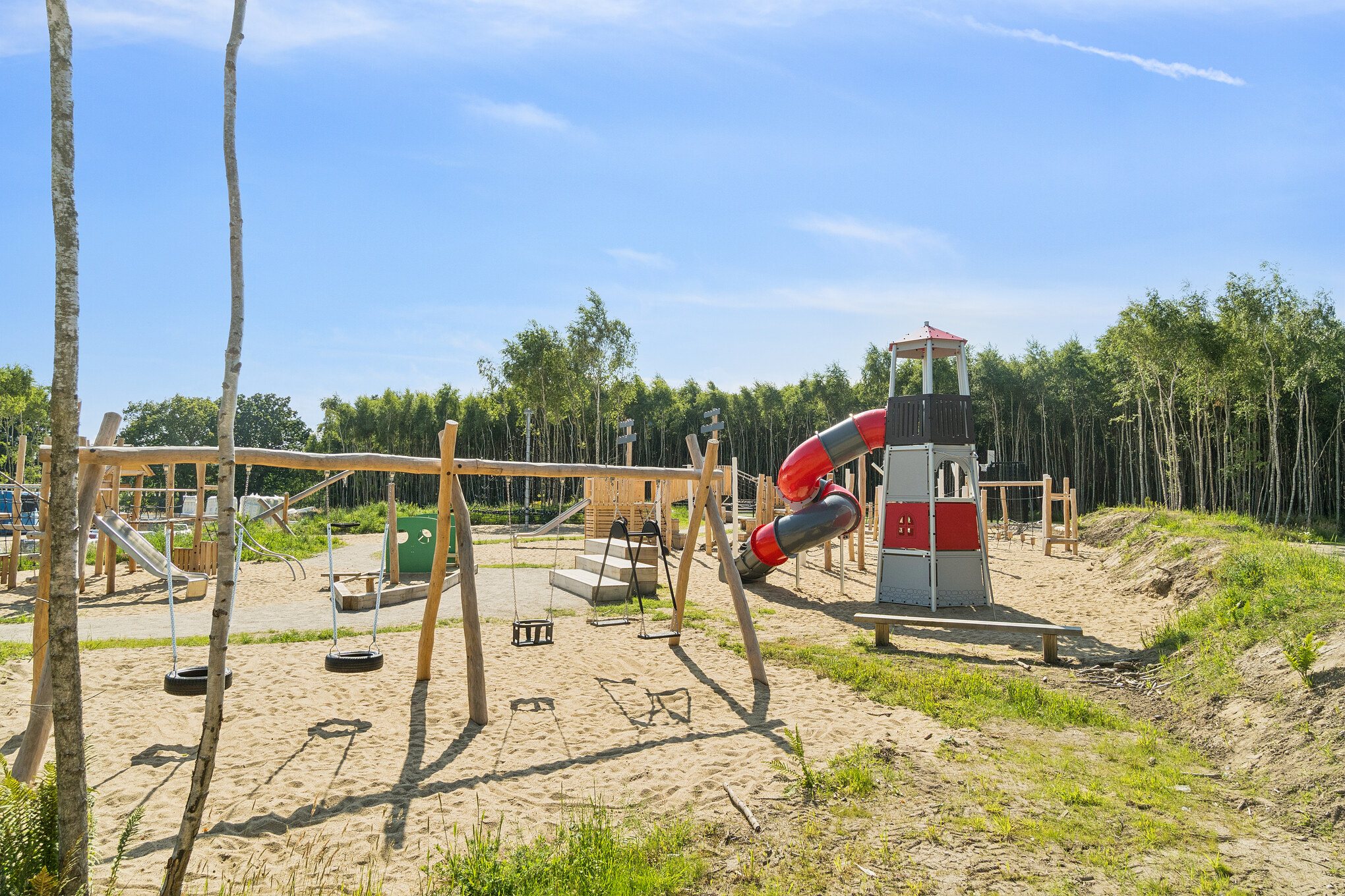 Zu dem attraktiven Ferienhaus Nr. 832 in Ostjütland gehört auch ein tolles Angebot im Außenbereich, z. B. Spieleturm und Schaukeln
