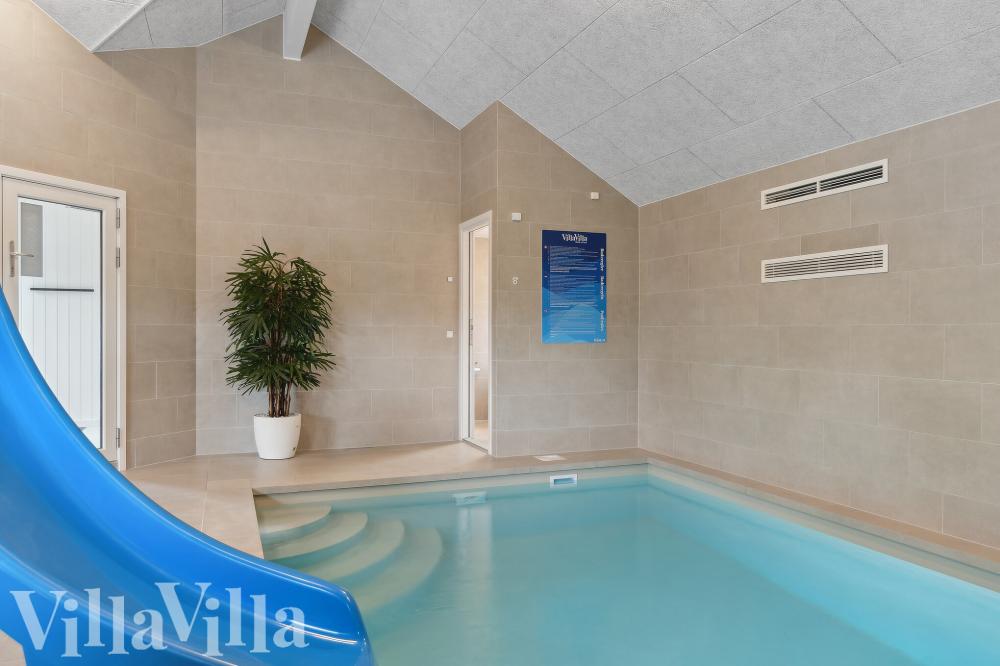 Das Ferienhaus 903 hat einen schicken Poolbereich mit Wasserrutsche, einem geräumigen, eingelassenen Whirlpool und einer Sauna.