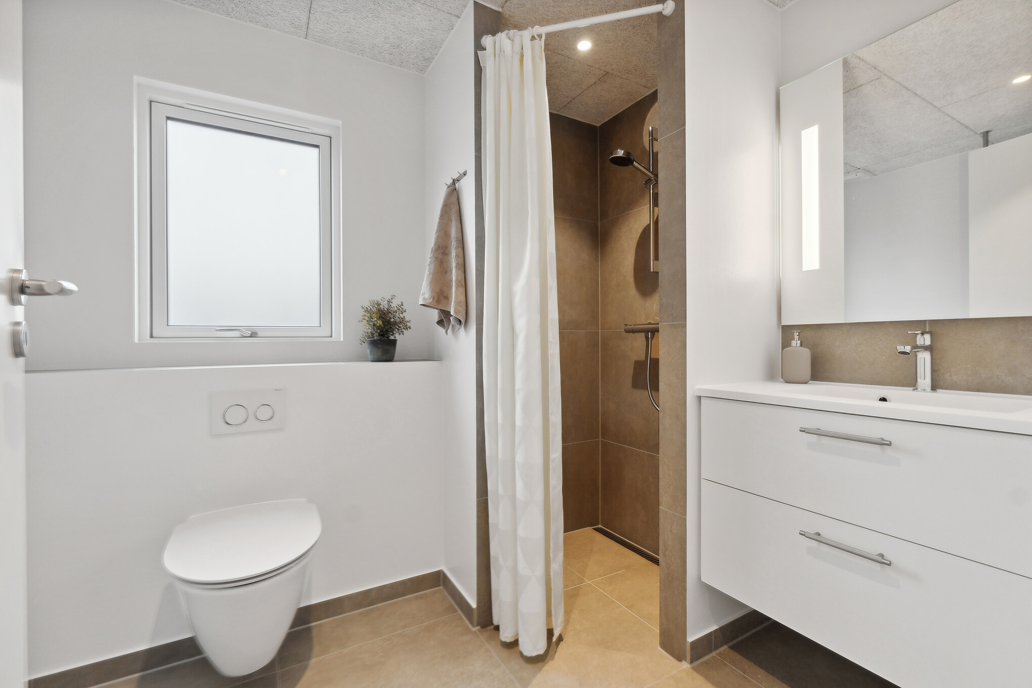 Eines der Badezimmer im Luxusferienhaus Nr. 903
