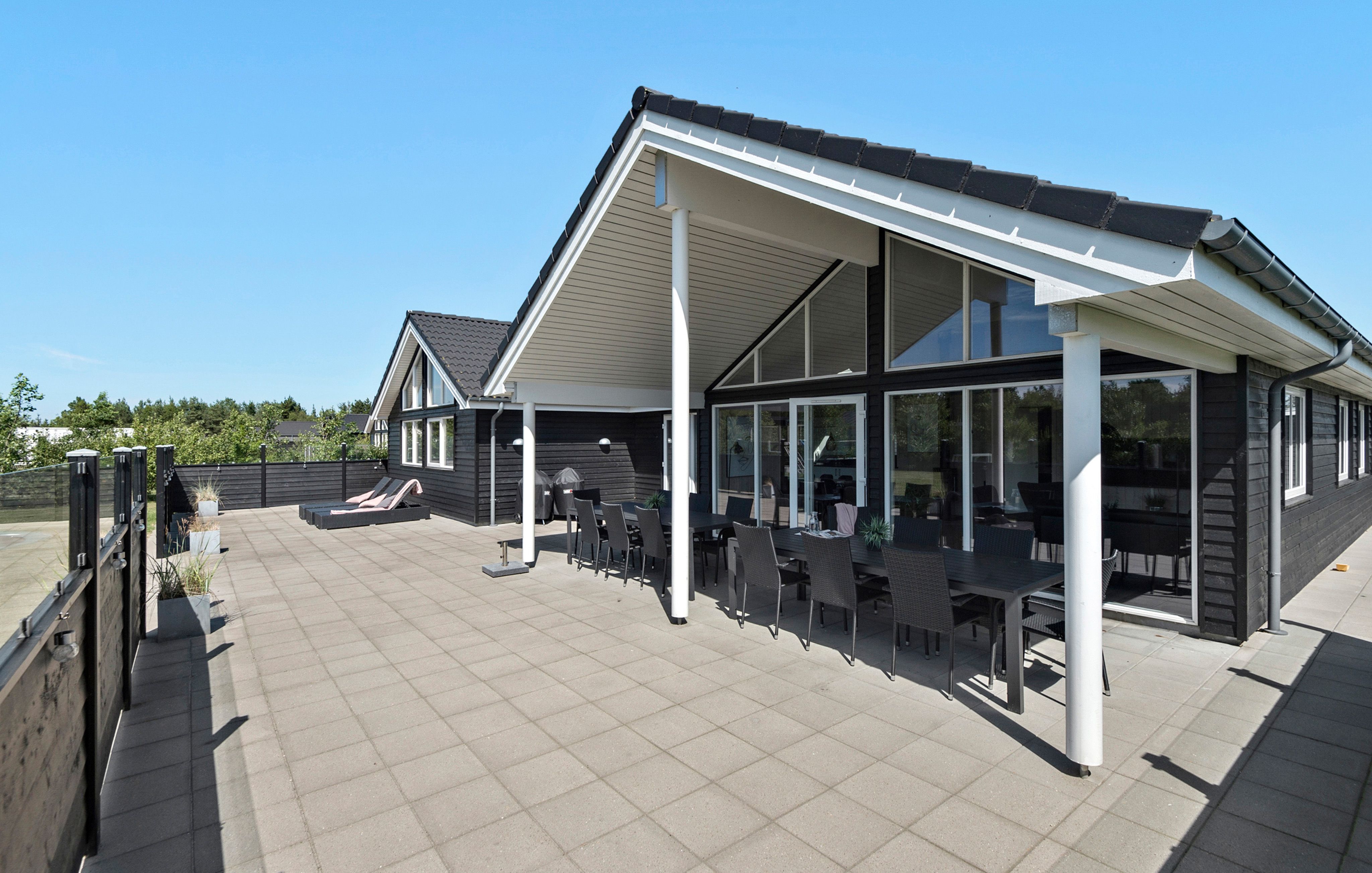 Genießen Sie einen Grillabend auf der Terrasse des Luxusferienhauses Nr. 475 in Westjütland