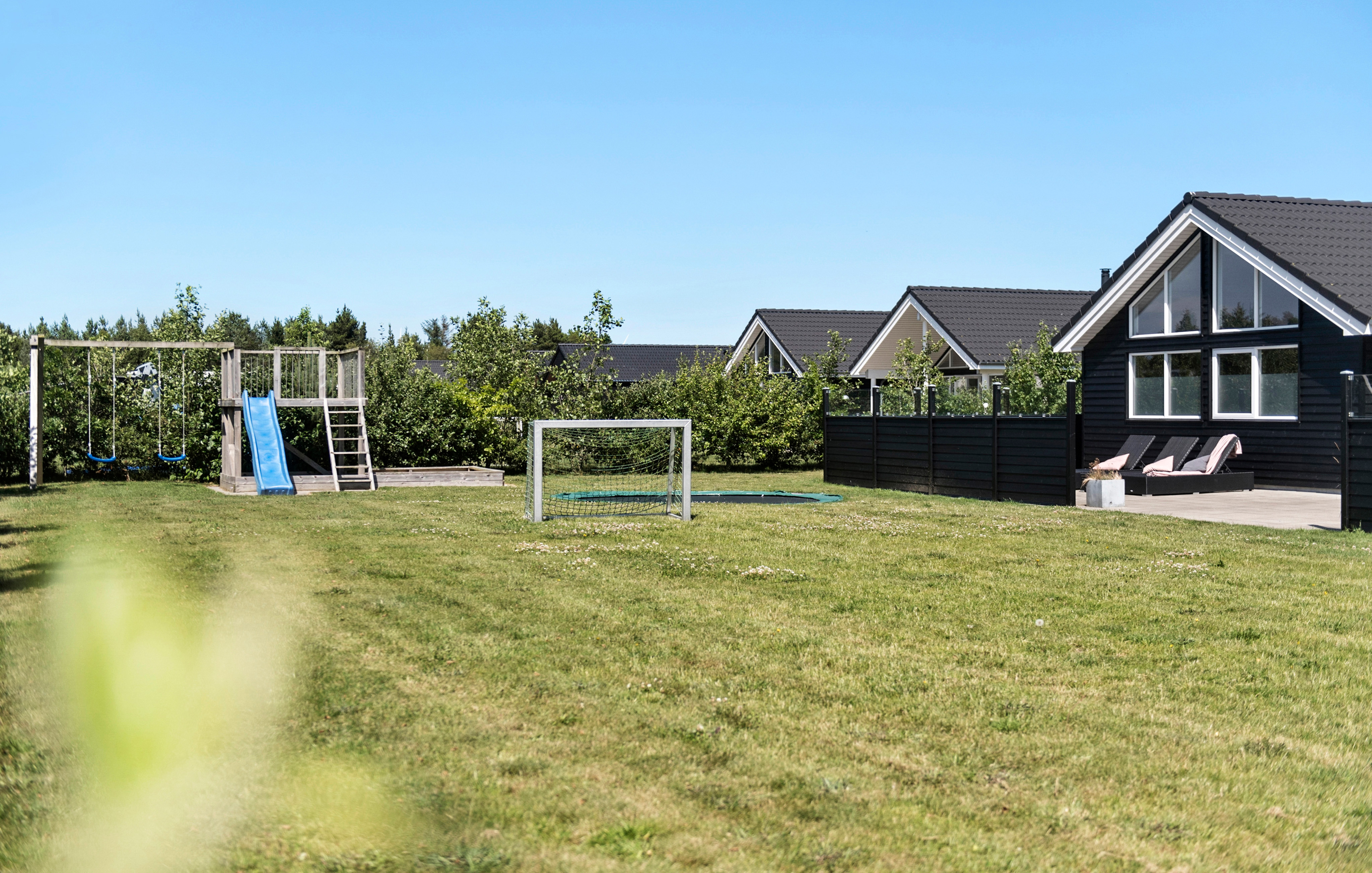 Zu dem attraktiven Ferienhaus Nr. 475 in Westjütland gehört auch ein tolles Angebot im Außenbereich, z. B. Spieleturm und Schaukeln