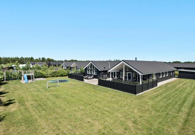 Dieses schöne Poolhaus Nr. 475 mit Platz für 18 Personen liegt in Westjütland