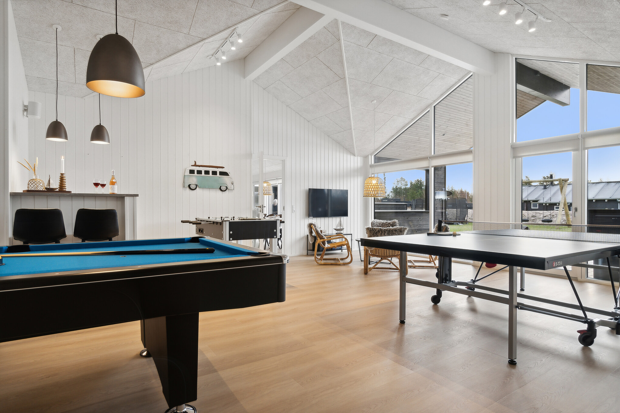 Neben den vielen schönen Stunden, die man im Poolbereich des Hauses verbringen kann, bietet das Luxusferienhaus 902 auch Spielevergnügen bei Billard/Tischtennis und Darts