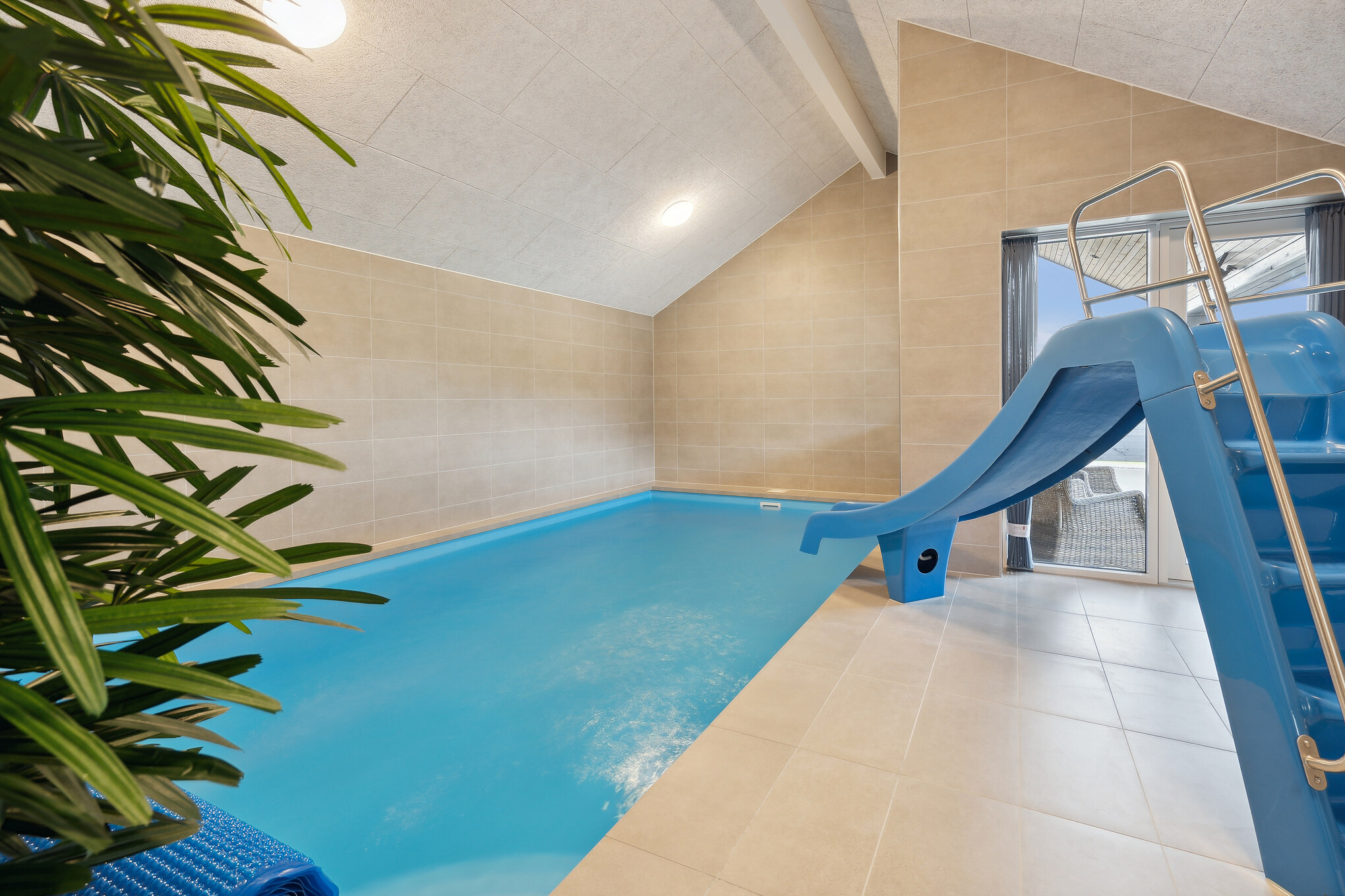 Das Ferienhaus 902 hat einen schicken Poolbereich mit Wasserrutsche, einem geräumigen, eingelassenen Whirlpool und einer Sauna.