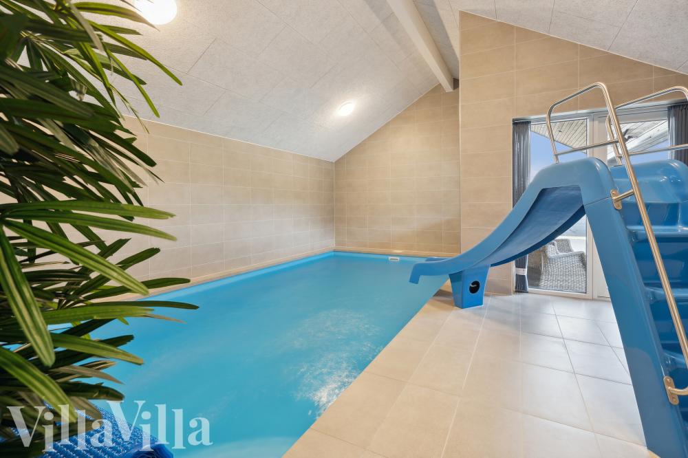 Das Ferienhaus 902 hat einen schicken Poolbereich mit Wasserrutsche, einem geräumigen, eingelassenen Whirlpool und einer Sauna.