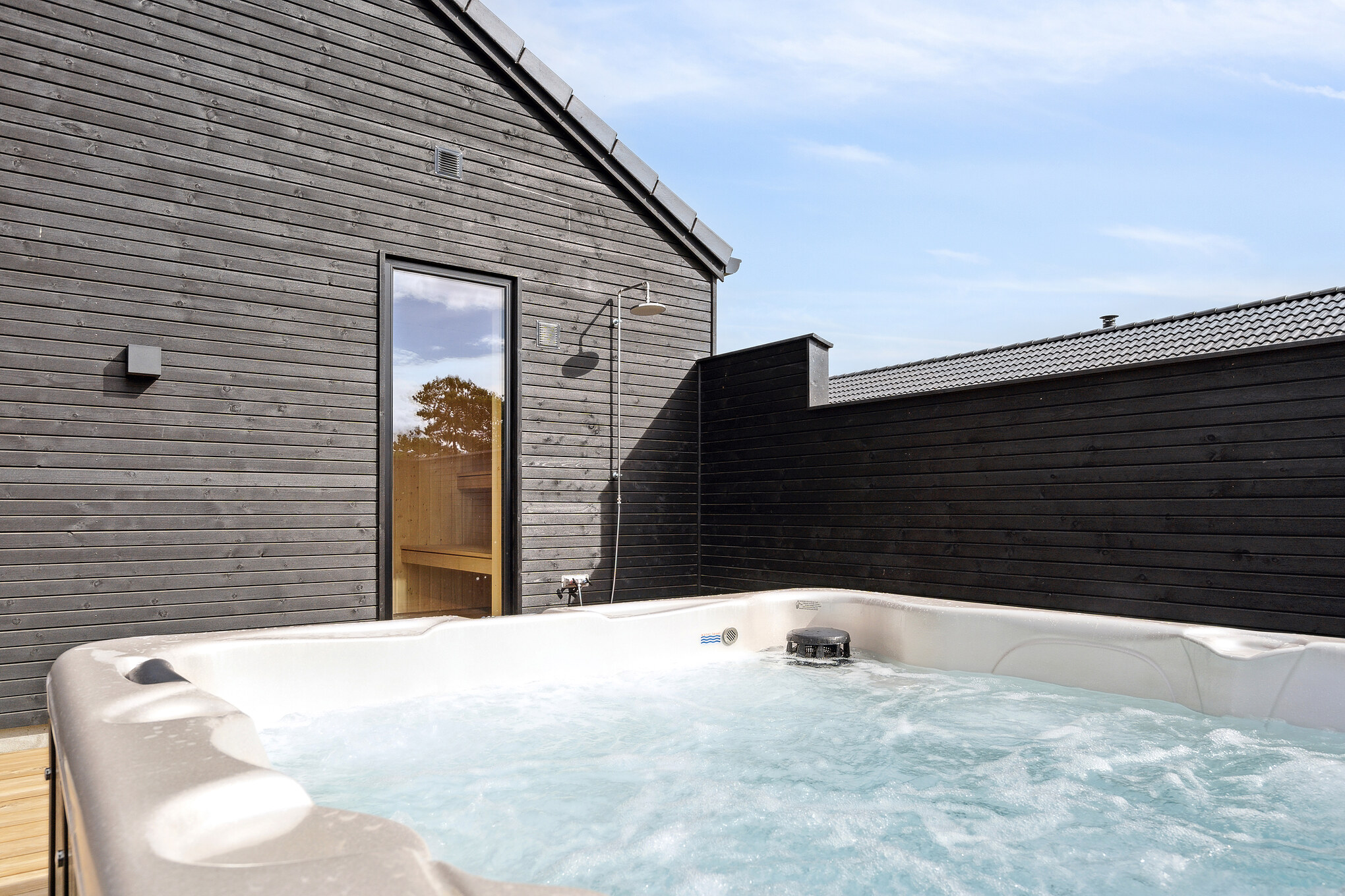 Genießen Sie den warmen Whirlpool im Luxusferienhaus Nr. 902 in Nordjütland