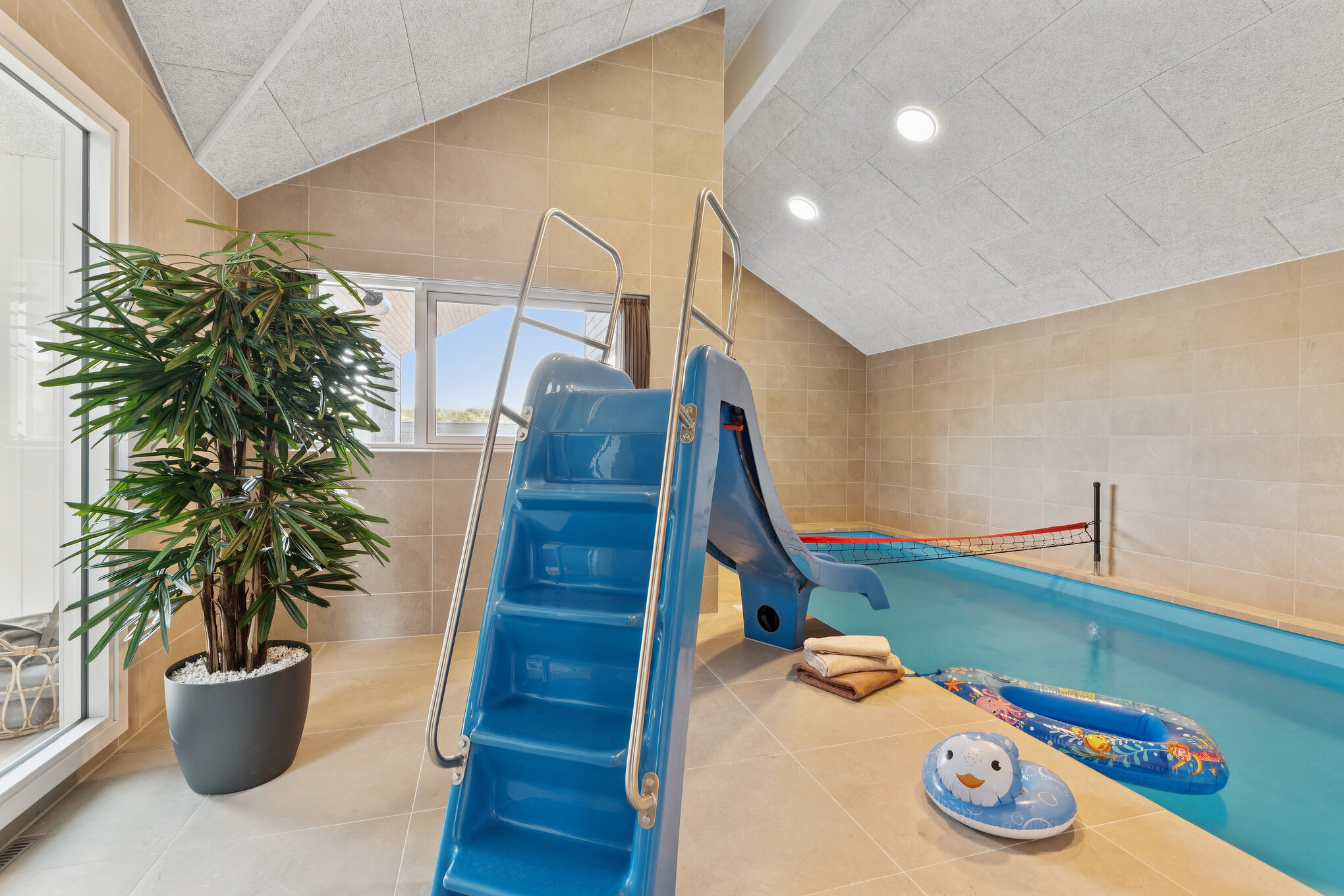Das Ferienhaus 672 hat einen schicken Poolbereich mit Wasserrutsche, einem geräumigen, eingelassenen Whirlpool und einer Sauna.