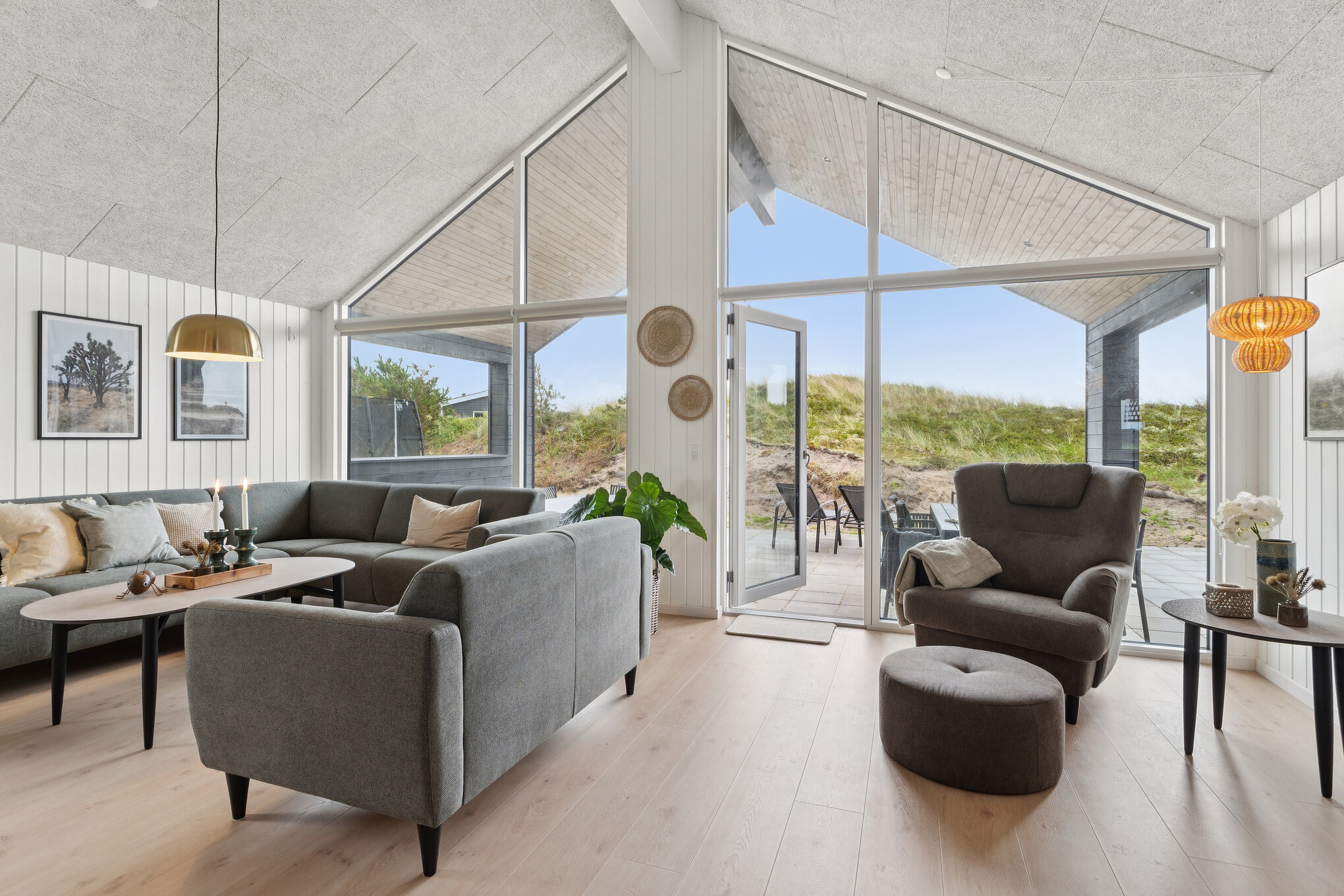 Die Couch im Luxusferienhaus Nr. 672 in Westjütland lädt zu Gesellschaftsspielen oder zu Kinoabenden ein.