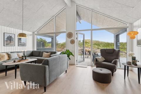 Die Couch im Luxusferienhaus Nr. 672 in Westjütland lädt zu Gesellschaftsspielen oder zu Kinoabenden ein.