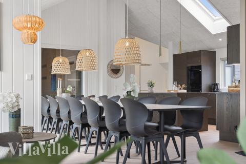 Aufenthaltsraum mit Platz für 18 im Luxusferienhaus Nr. 672.