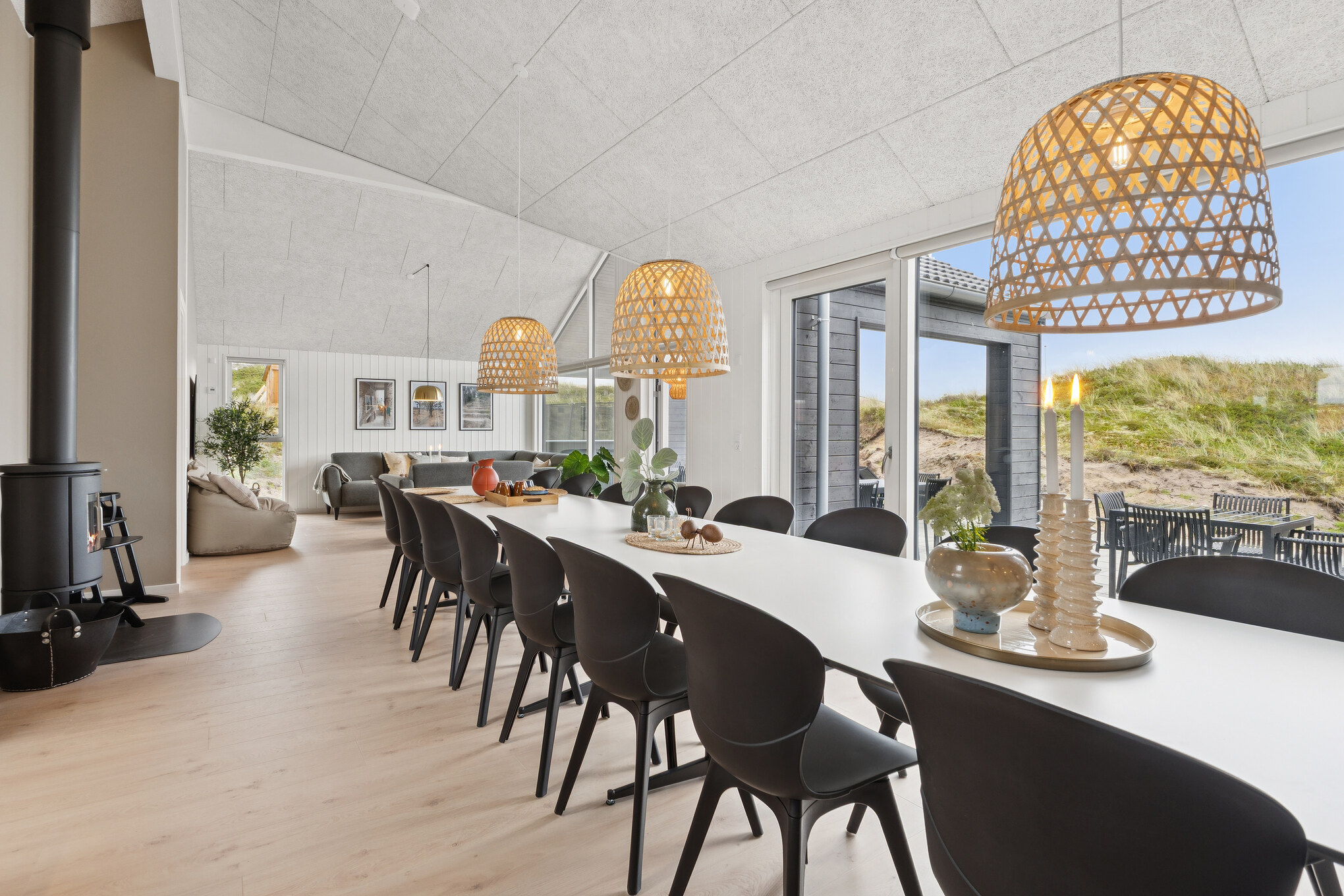 Der Aufenthaltsraum bietet Platz für 18 Personen, wenn ihr das Ferienhaus 672 in Westjütland besucht.