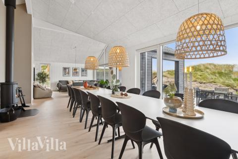 Der Aufenthaltsraum bietet Platz für 18 Personen, wenn ihr das Ferienhaus 672 in Westjütland besucht.