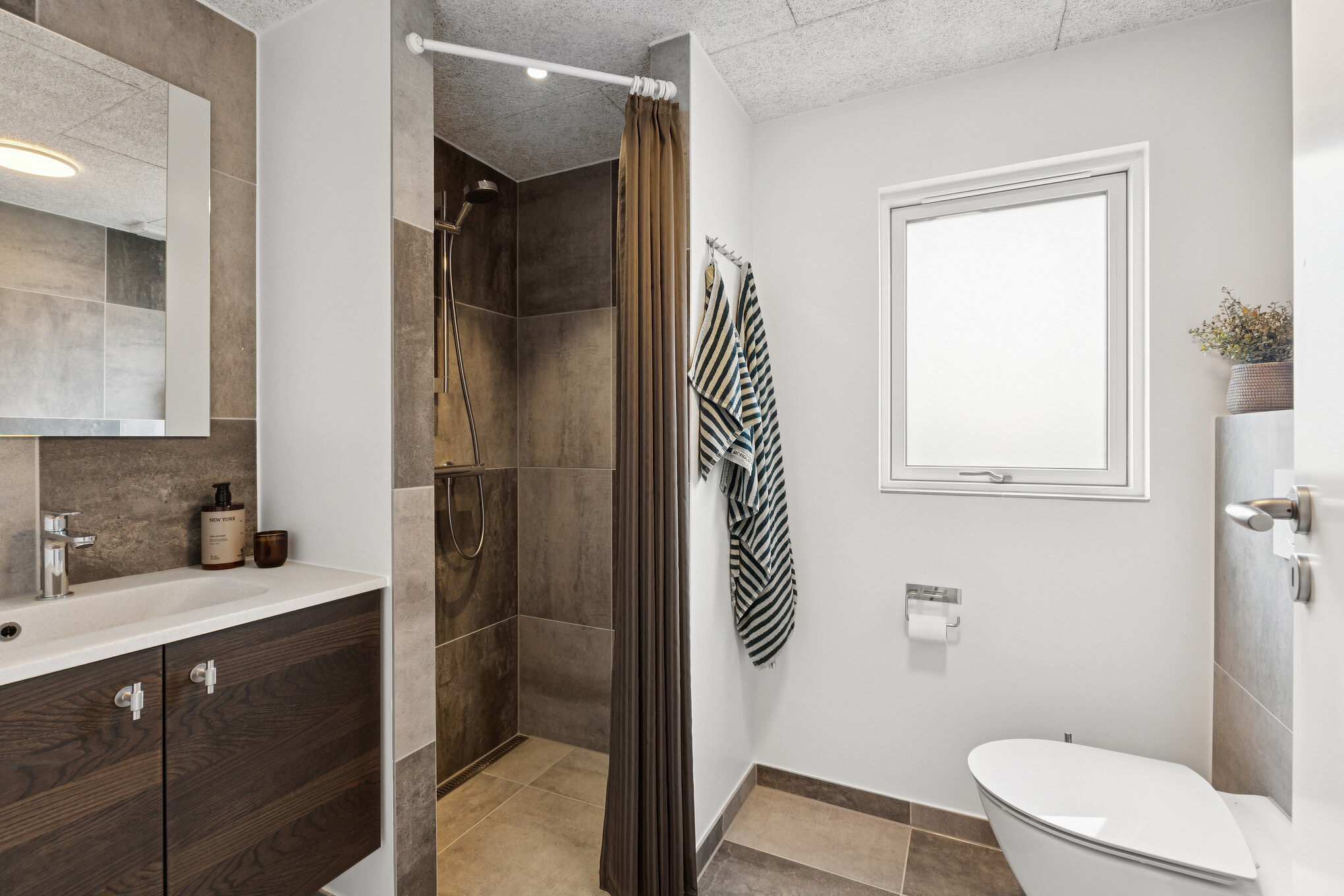 Eines der Badezimmer im Luxusferienhaus Nr. 672