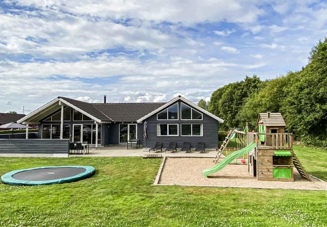 Dieses schöne Poolhaus Nr. 281 mit Platz für 18 Personen liegt in Südjütland