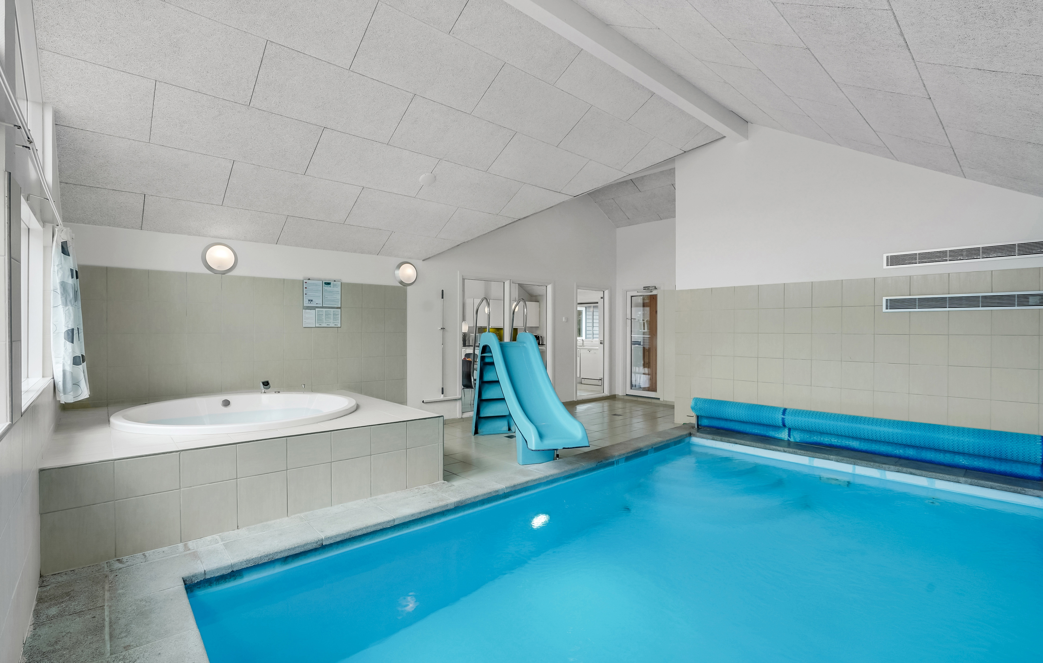 Das Ferienhaus 281 hat einen schicken Poolbereich mit Wasserrutsche, einem geräumigen, eingelassenen Whirlpool und einer Sauna.