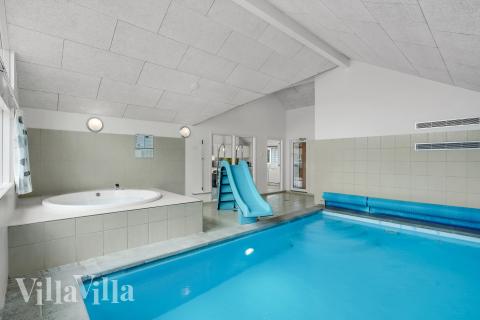 Das Ferienhaus 281 hat einen schicken Poolbereich mit Wasserrutsche, einem geräumigen, eingelassenen Whirlpool und einer Sauna.