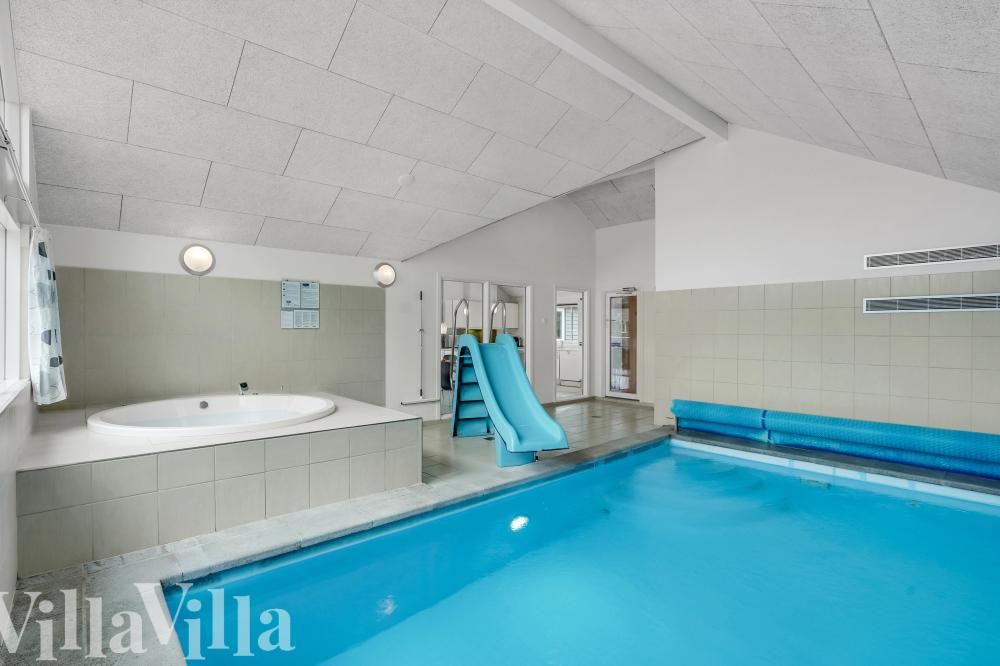 Das Ferienhaus 281 hat einen schicken Poolbereich mit Wasserrutsche, einem geräumigen, eingelassenen Whirlpool und einer Sauna.