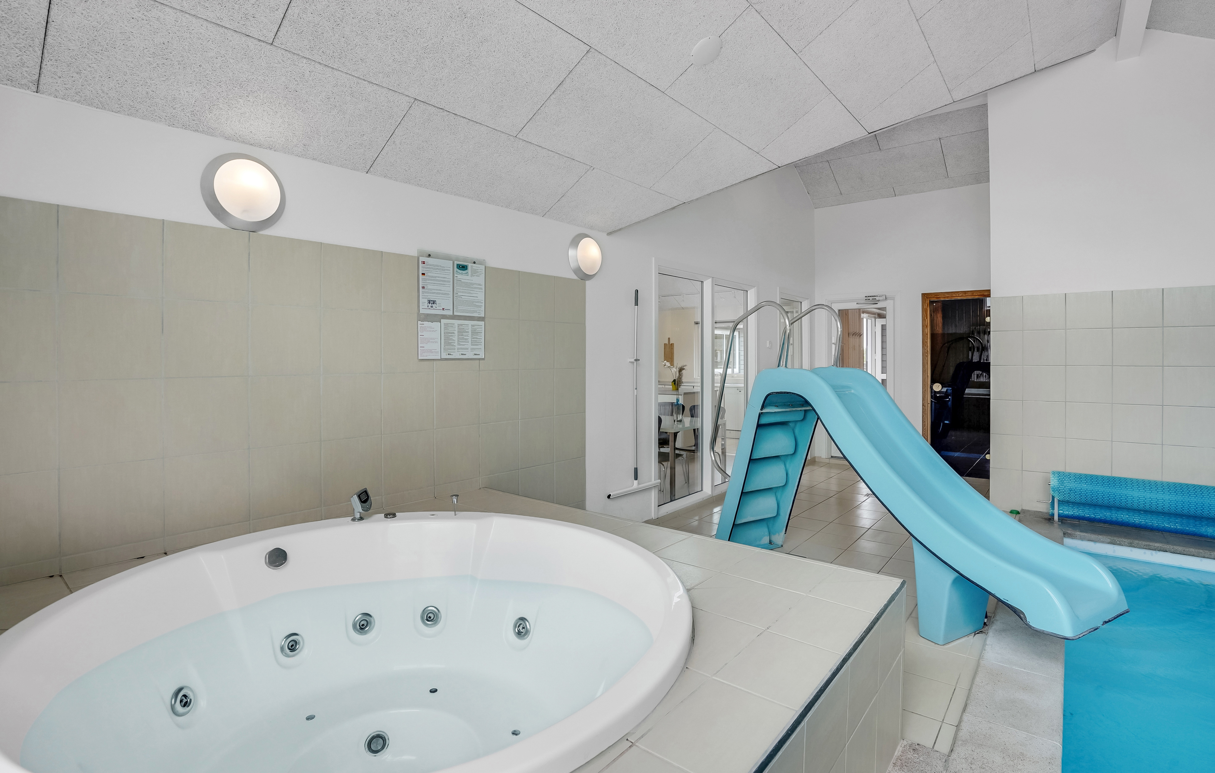 Genießen Sie den warmen Whirlpool im Luxusferienhaus Nr. 281 in Südjütland
