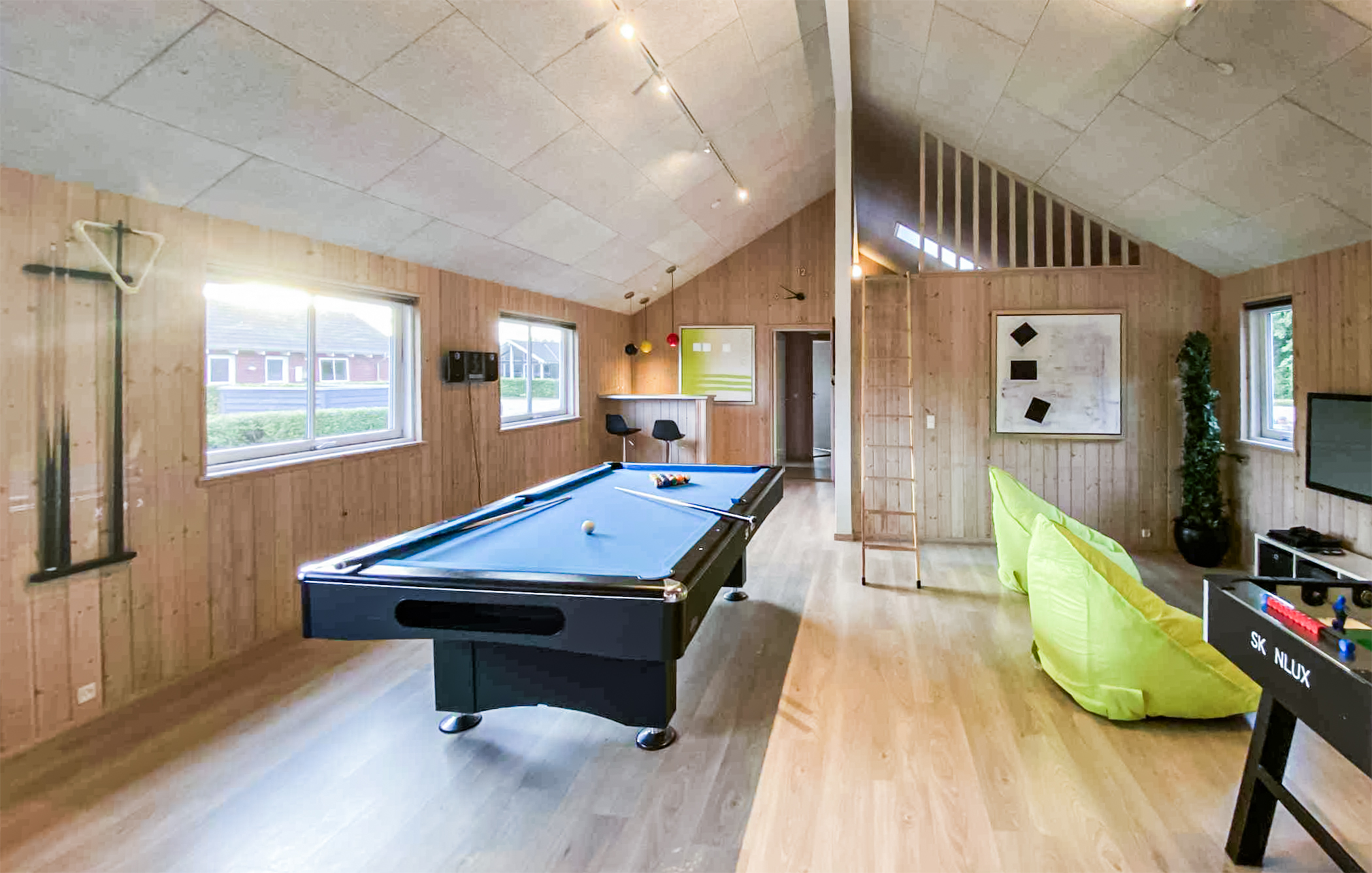 Neben den vielen schönen Stunden, die man im Poolbereich des Hauses verbringen kann, bietet das Luxusferienhaus 281 auch Spielevergnügen bei Billard/Tischtennis und Darts