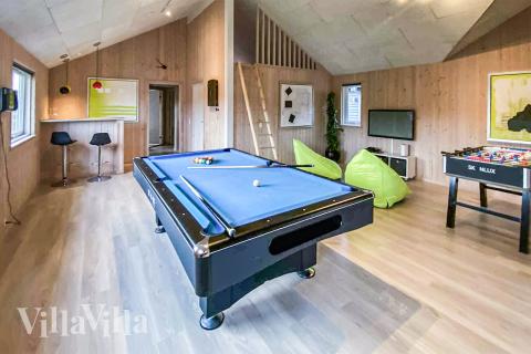 Das Luxusferienhaus 281 für 18 Personen hat einen großen Aktivitätsraum mit u. a. Billard und Darts