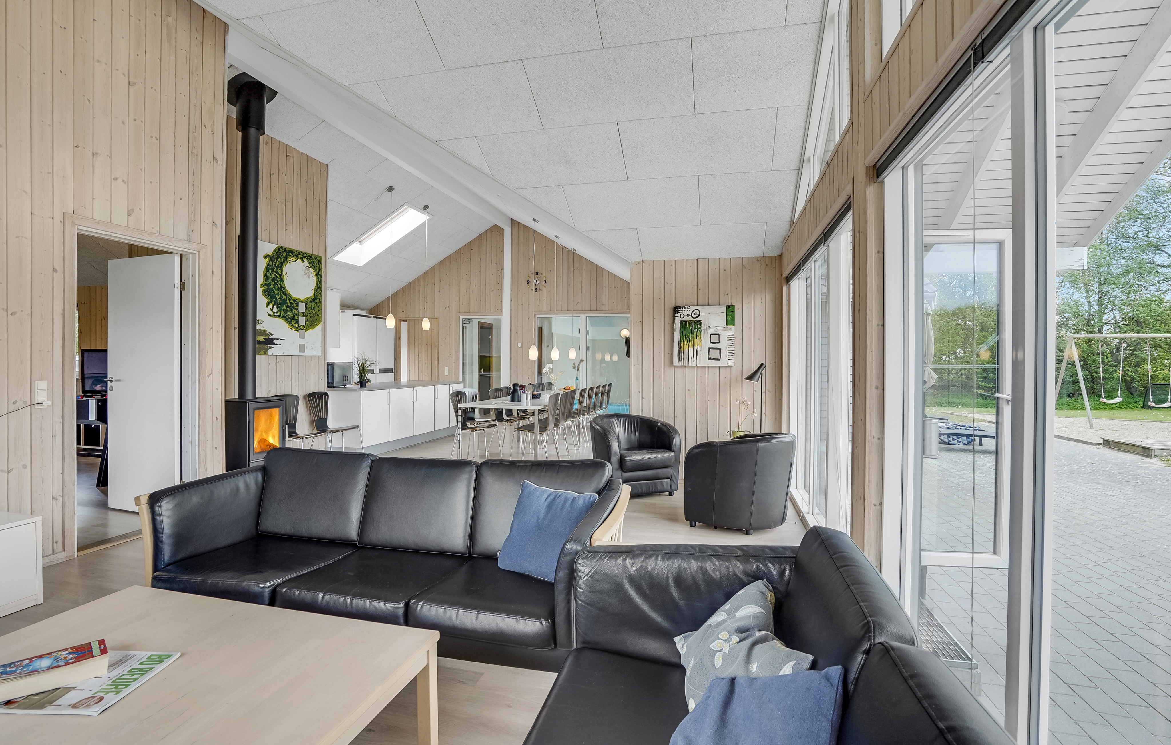 Die Couch im Luxusferienhaus Nr. 281 in Südjütland lädt zu Gesellschaftsspielen oder zu Kinoabenden ein.