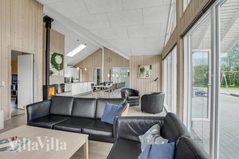 Die Couch im Luxusferienhaus Nr. 281 in Südjütland lädt zu Gesellschaftsspielen oder zu Kinoabenden ein.