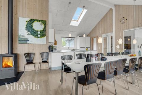 Der große, lichtdurchflutete Aufenthaltsraum im Luxusferienhaus Nr. 281 für 18.