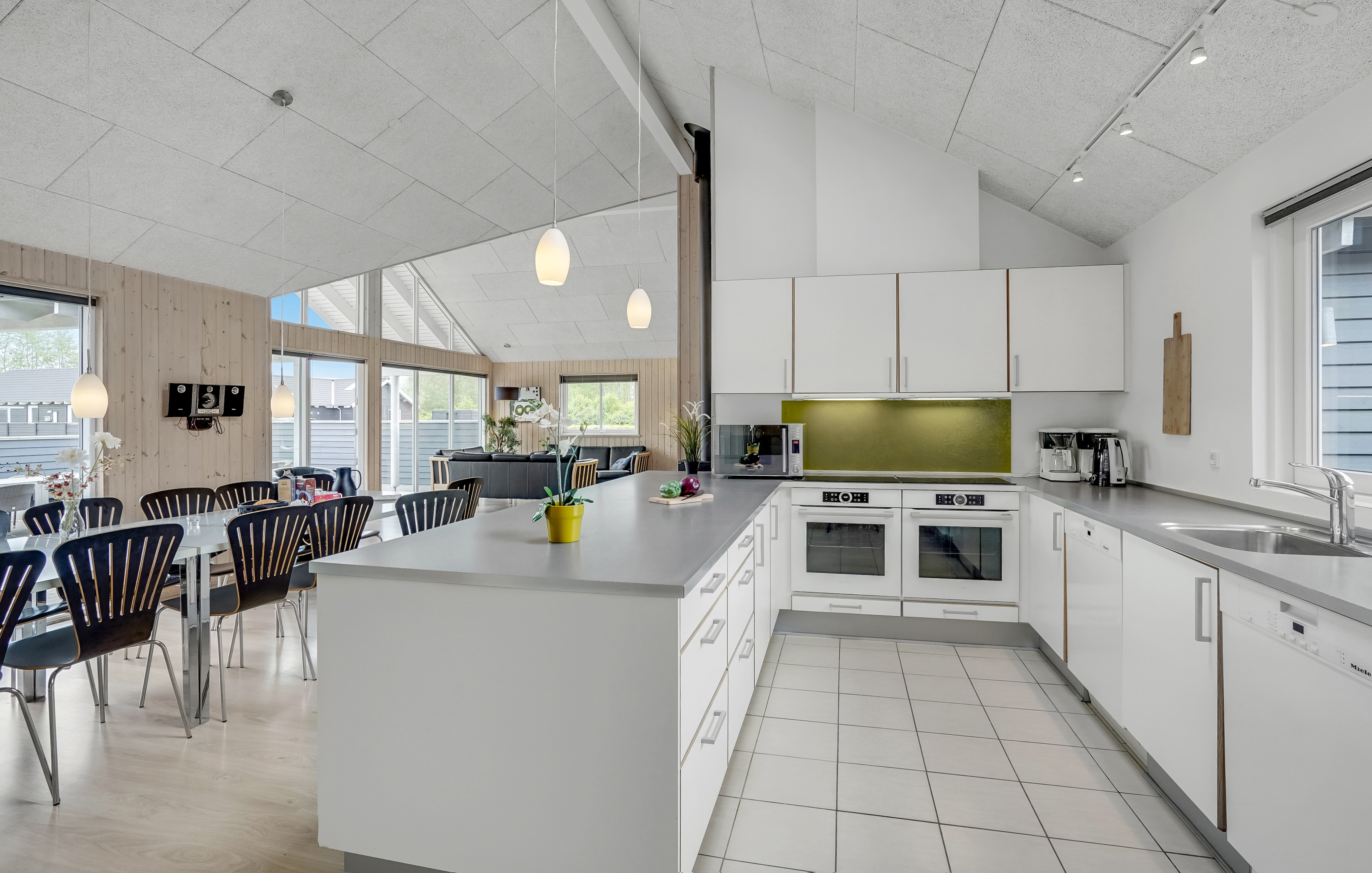 Die Küche in dem Luxusferienhaus Nr. 281 ist so gut ausgestattet, dass man problemlos Mahlzeiten für 18 Personen zubereiten kann.