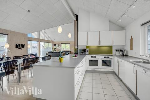 Die Küche in dem Luxusferienhaus Nr. 281 ist so gut ausgestattet, dass man problemlos Mahlzeiten für 18 Personen zubereiten kann.