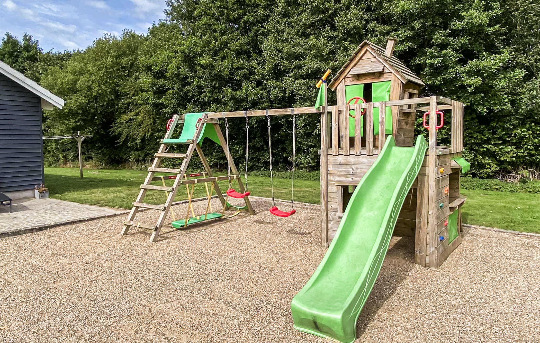 Zu dem attraktiven Ferienhaus Nr. 281 in Südjütland gehört auch ein tolles Angebot im Außenbereich, z. B. Spieleturm und Schaukeln