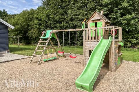 Zu dem attraktiven Ferienhaus Nr. 281 in Südjütland gehört auch ein tolles Angebot im Außenbereich, z. B. Spieleturm und Schaukeln