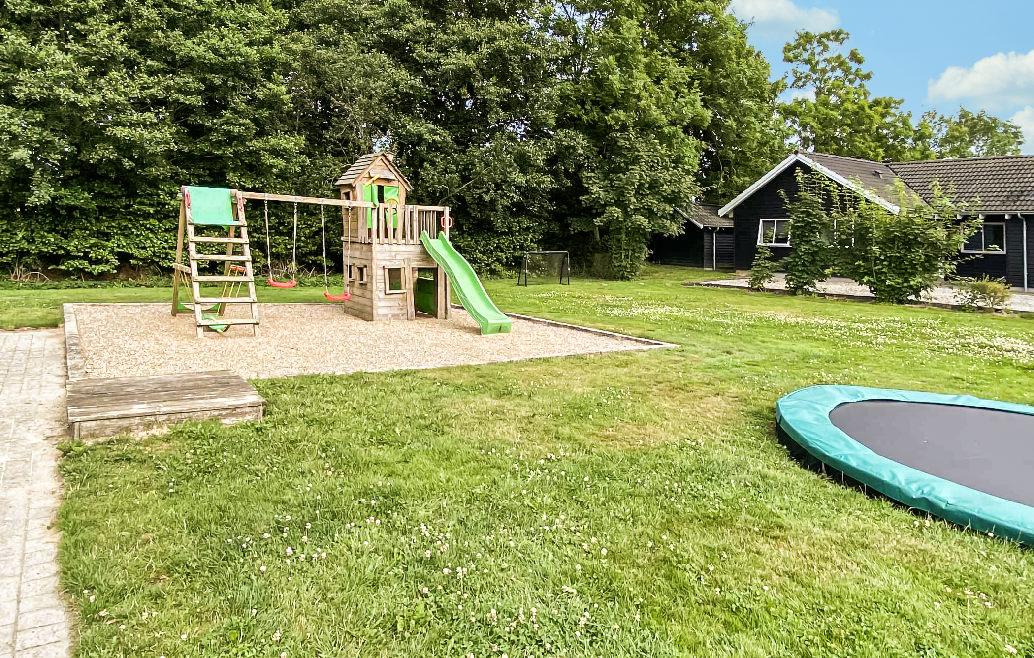 Neben den vielen schönen Stunden, die man im Poolbereich des Hauses verbringen kann, bietet das Luxusferienhaus 281 auch zahlreiche Freizeitangebote im Freien