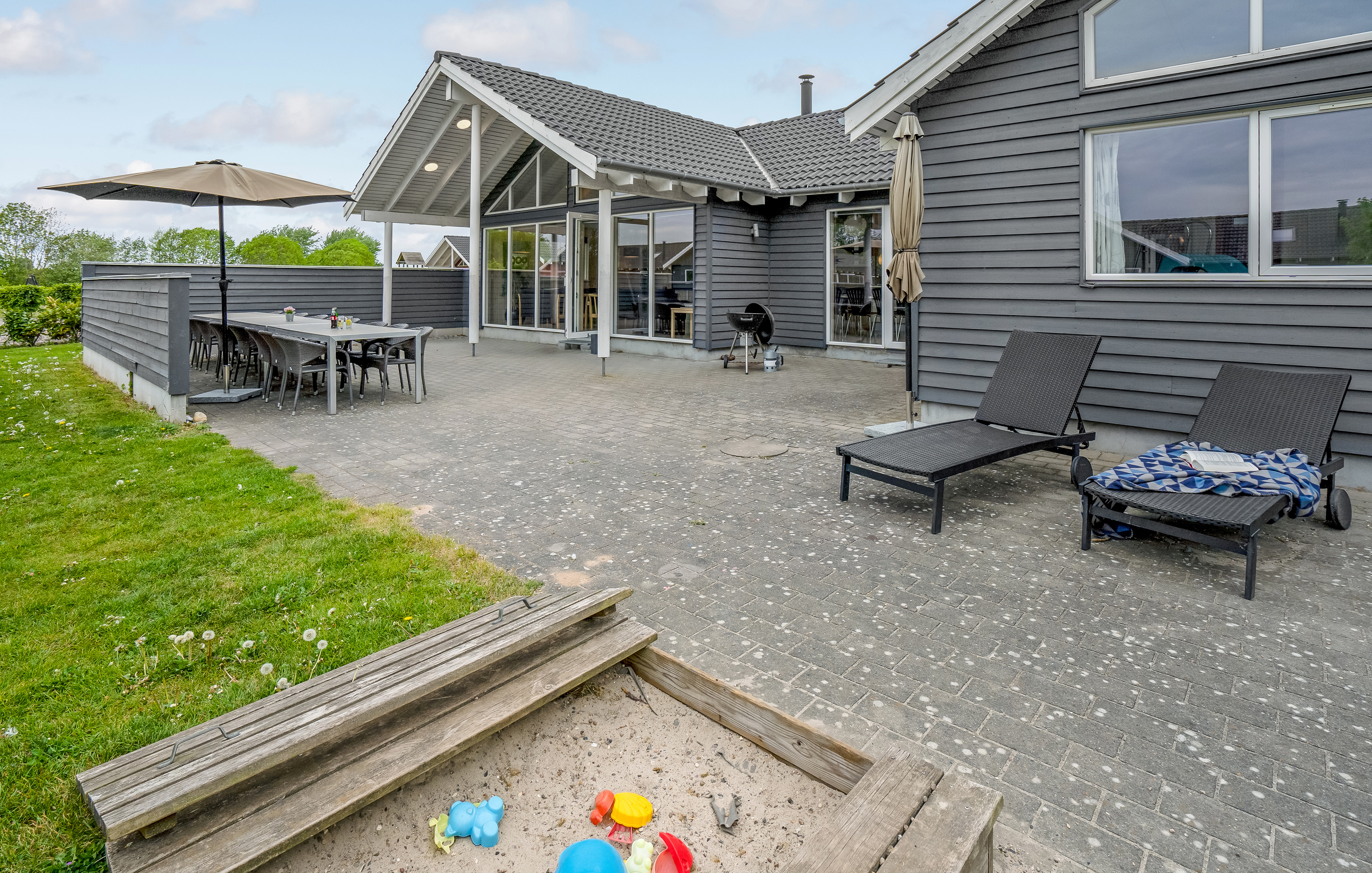 Genießen Sie einen Grillabend auf der Terrasse des Luxusferienhauses Nr. 281 in Südjütland
