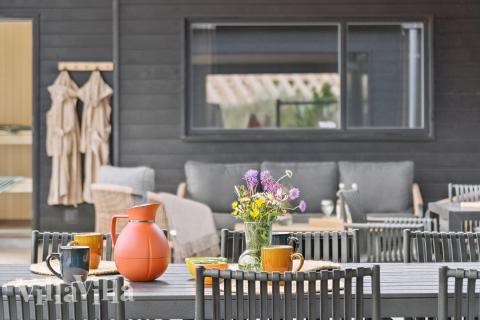 Das Luxusferienhaus Nr. 672 hat eine tolle Terrasse, die mit hochwertigen Gartenmöbeln für 18 Personen ausgestattet ist.