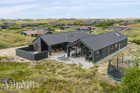 Dieses schöne Poolhaus Nr. 672 mit Platz für 18 Personen liegt in Westjütland