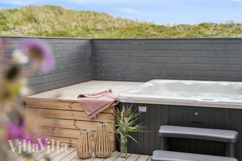 Genießen Sie den warmen Whirlpool im Luxusferienhaus Nr. 672 in Westjütland