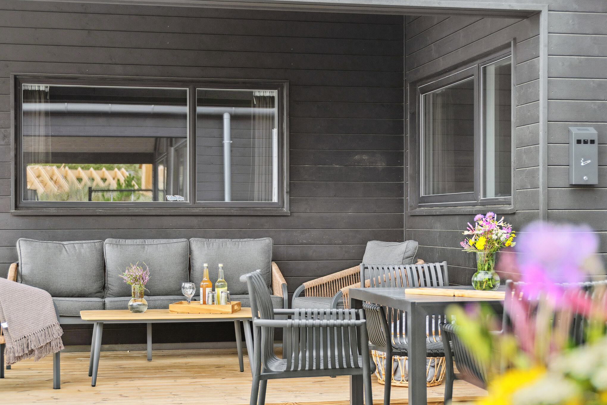 Genießen Sie einen Grillabend auf der Terrasse des Luxusferienhauses Nr. 672 in Westjütland