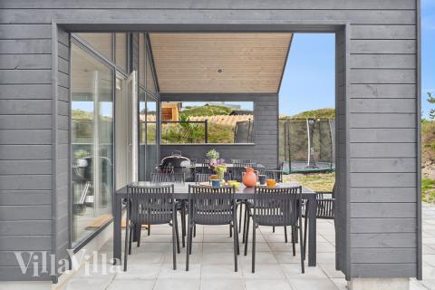 Auf der Terrasse des Ferienhauses Nr. 672 ist Platz für 18 Personen.