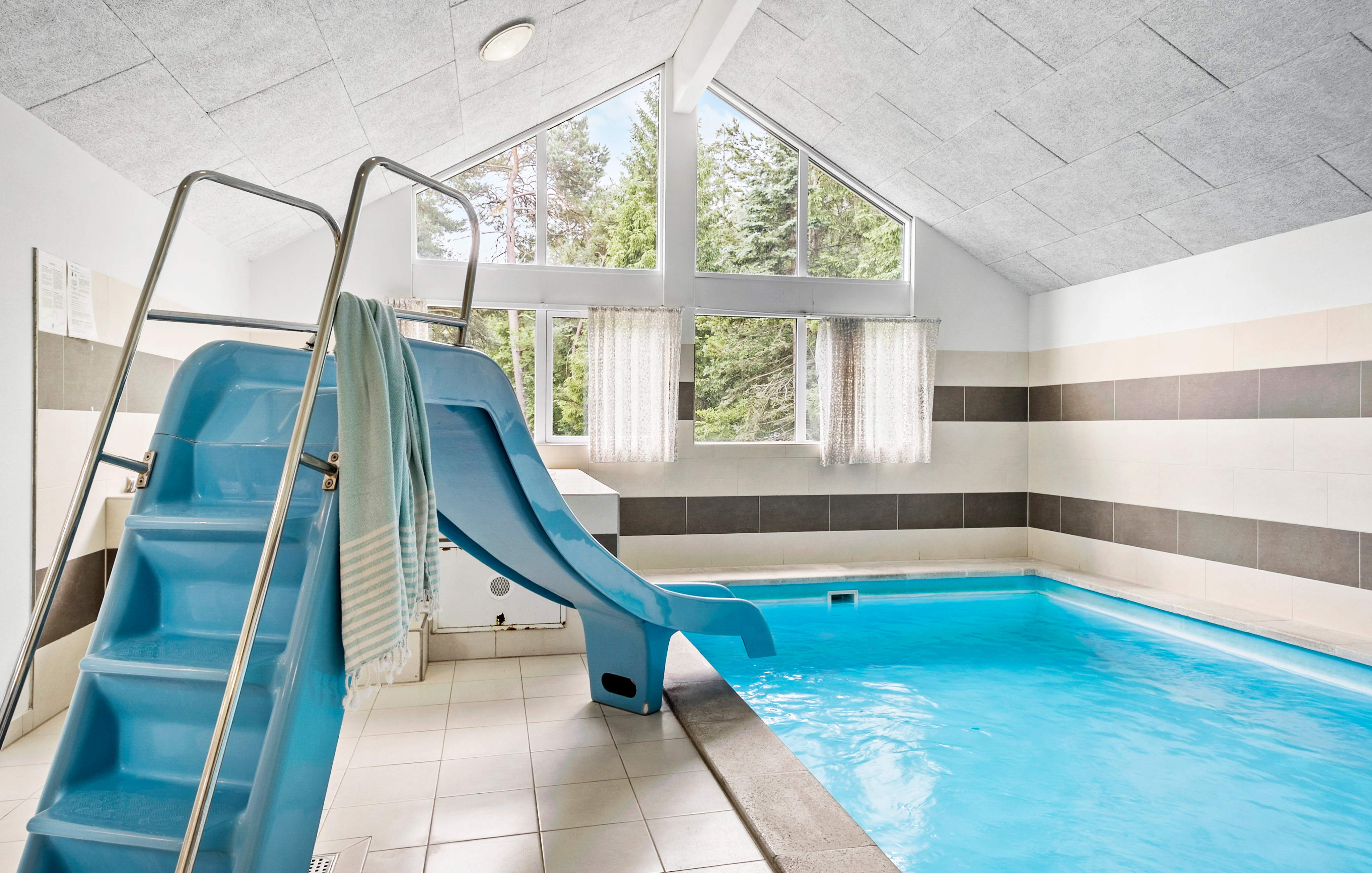 Das Ferienhaus 367 hat einen schicken Poolbereich mit Wasserrutsche, einem geräumigen, eingelassenen Whirlpool und einer Sauna.