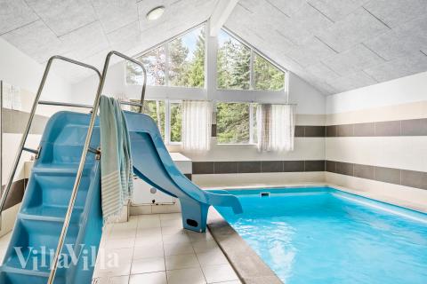 Das Ferienhaus 367 hat einen schicken Poolbereich mit Wasserrutsche, einem geräumigen, eingelassenen Whirlpool und einer Sauna.