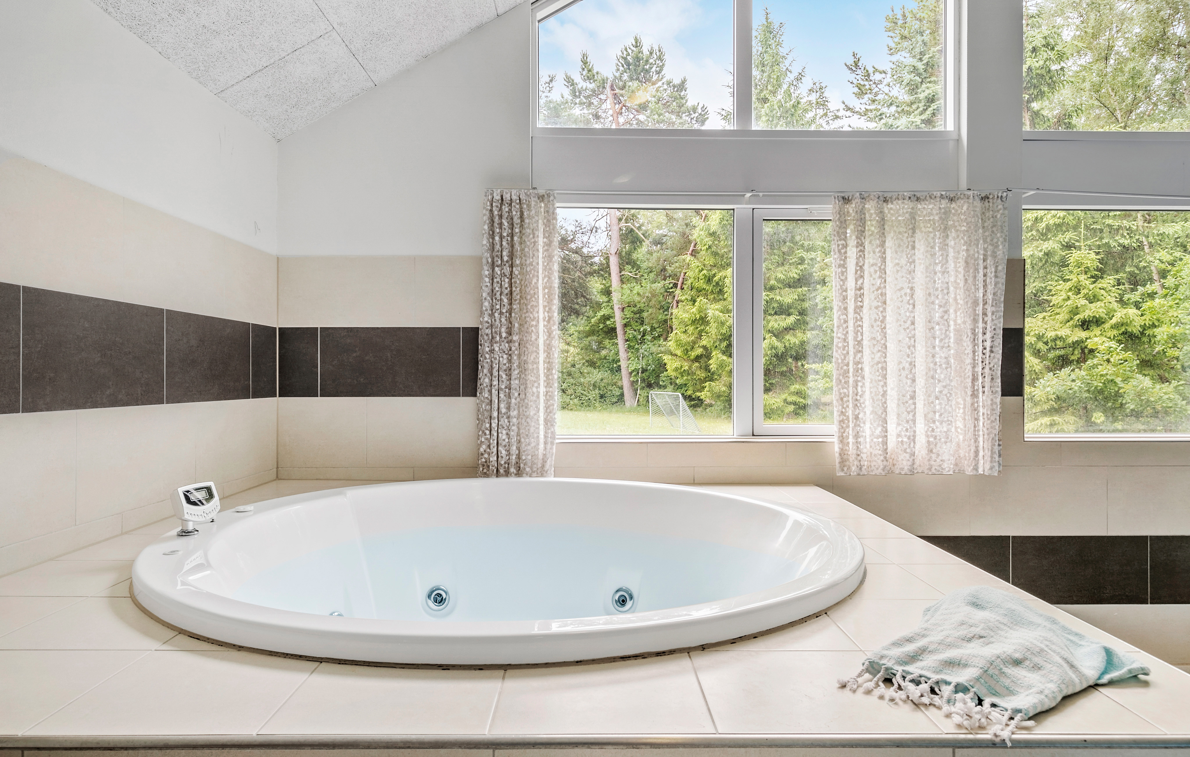 Genießen Sie den warmen Whirlpool im Luxusferienhaus Nr. 367 in Nordseeland