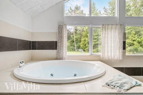 Genießen Sie den warmen Whirlpool im Luxusferienhaus Nr. 367 in Nordseeland